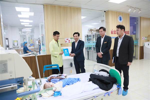 BHXH thành phố Hải Phòng thăm, tặng quà Tết cho bệnh nhân bảo hiểm y tế có hoàn cảnh khó khăn tại các cơ sở y tế