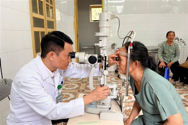 Hơn 1.000 người dân xã Việt Khê được khám sàng lọc và tư vấn các bệnh về mắt