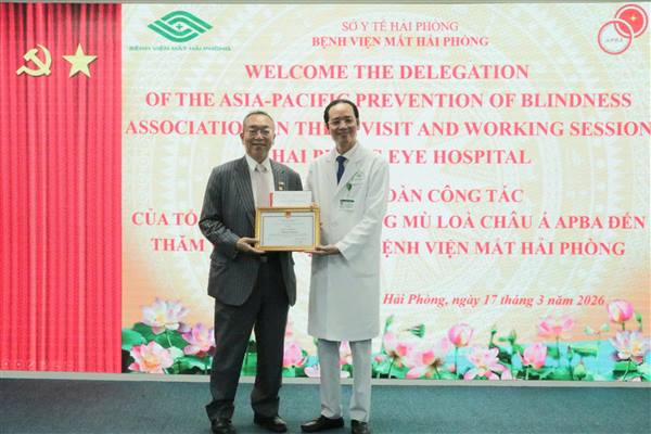 Trao Giấy khen GS.BS Hattori Tadashi - Giám đốc Tổ chức Phòng chống Mù lòa Châu Á vì thành tích chăm sóc, bảo vệ sức khỏe Nhân dân thành phố 