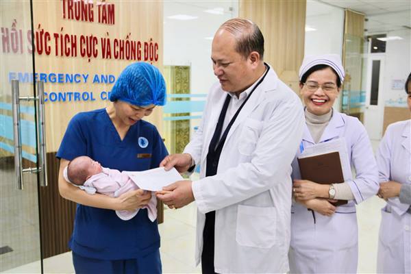 Hội Chữ thập đỏ thành phố trao tặng quà cho các bệnh nhân có hoàn cảnh khó khăn tại một số cơ sở y tế nhân dịp đầu Xuân Bính Ngọ 2026 