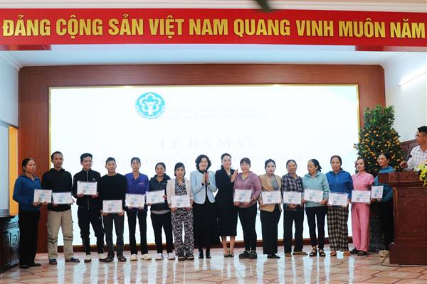 Chi bộ BHXH cơ sở Thủy Nguyên ra mắt mô hình “Dân vận khéo”: Tặng thẻ BHYT - Trao gửi yêu thương
