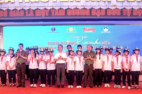 Chương trình “Giao thông xanh - Hành trình an toàn - Vững vàng tiên phong” trao tặng 300 mũ bảo hiểm cho học sinh Trường THCS Tân Tiến