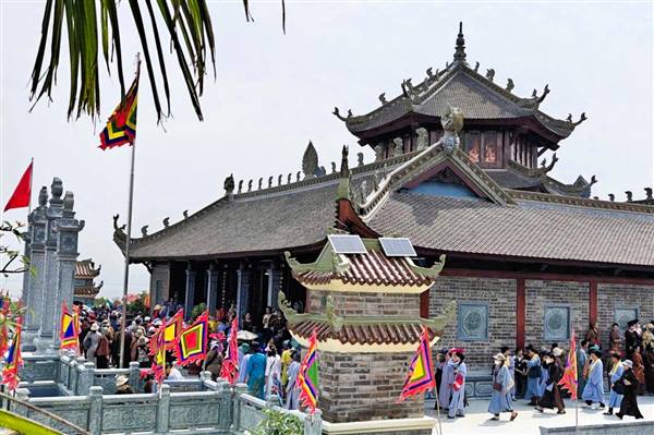 Đông đảo Nhân dân và du khách tham dự Đại lễ Giỗ Quốc Tổ Hùng Vương tại Đền thờ các Anh hùng Dân tộc Việt Nam, phường Đồ Sơn