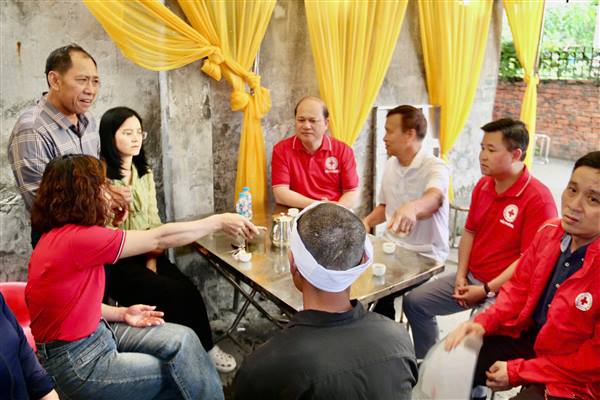 Hội Chữ thập đỏ thành phố thăm hỏi, hỗ trợ gia đình nạn nhân vụ lật bè mảng ở Cô Tô trú tại phường Nam Triệu