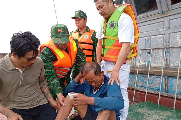 Kịp thời cứu nạn ngư dân bị chấn thương nặng trên vùng biển Bạch Long Vĩ