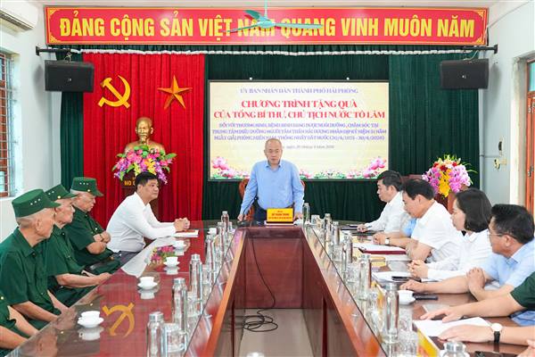 Chủ tịch UBND thành phố Đỗ Thành Trung thăm, tặng quà người có công tại Trung tâm Điều dưỡng người tâm thần Hải Dương