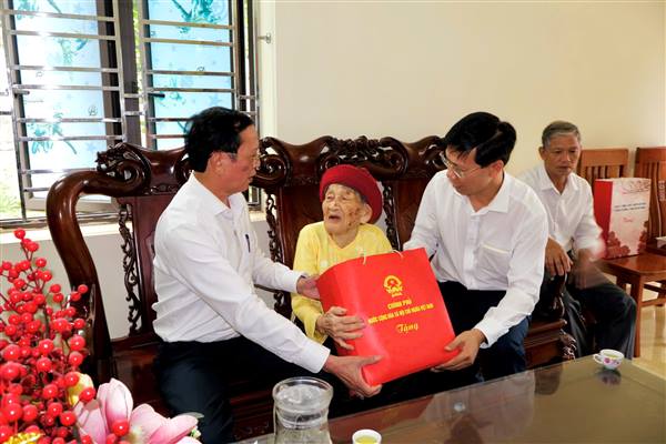 Phường An Dương thăm tặng quà Mẹ Việt Nam anh hùng nhân Kỷ niệm 51 năm Ngày Giải phóng miền Nam, thống nhất đất nước
