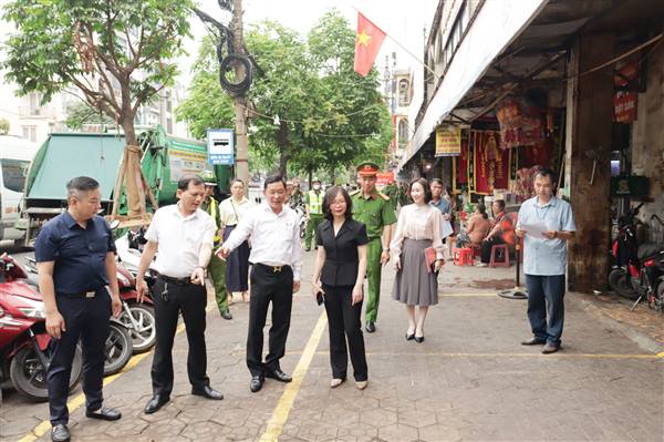 Phường An Biên ra quân thực hiện mô hình “Vỉa hè sạch đẹp - Người đi bộ an toàn” tại tuyến đường Tôn Đức Thắng