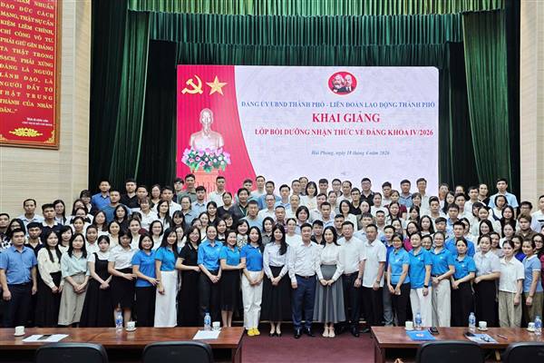 Khai giảng lớp bồi dưỡng nhận thức về Đảng cho đoàn viên Công đoàn tại các doanh nghiệp trong Khu công nghiệp, Khu kinh tế