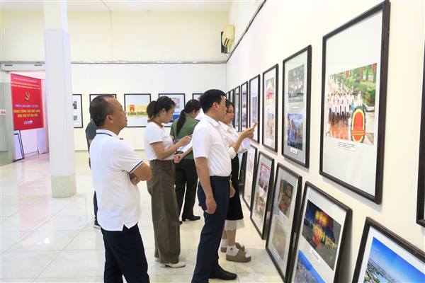 Triển lãm ảnh “Đất nước trọn niềm vui”: Kỷ niệm 51 năm ngày Giải phóng miền Nam, thống nhất đất nước và 72 năm Chiến thắng Điện Biên Phủ