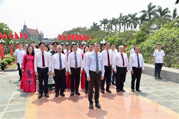 Thủ tướng Chính phủ Lê Minh Hưng cùng lãnh đạo thành phố dâng hương tại Đài tưởng niệm các Anh hùng liệt sỹ thành phố