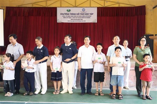 Trao 700 suất học bổng cho học sinh khó khăn khu vực phía Tây thành phố