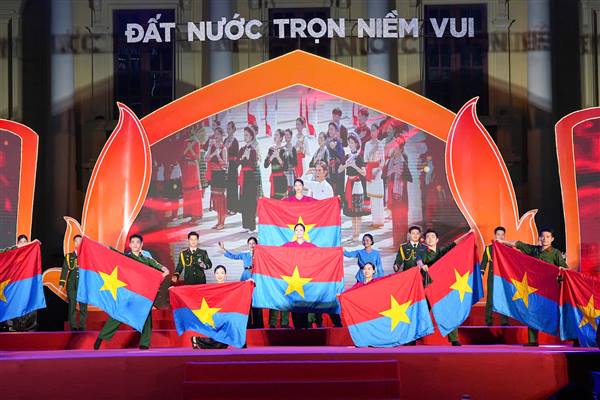 Chương trình nghệ thuật “Đất nước trọn niềm vui”: Kỷ niệm 51 năm Ngày Giải phóng miền Nam thống nhất đất nước