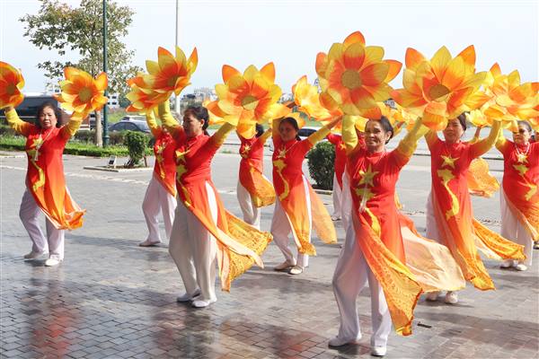 Sôi nổi các hoạt động văn hóa, văn nghệ chào mừng các ngày lễ lớn tại khu vực phía Tây thành phố