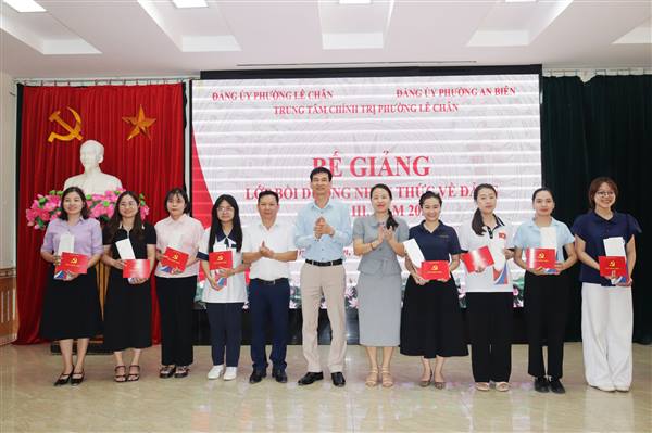 Trung tâm Chính trị phường Lê Chân bế giảng Lớp bồi dưỡng nhận thức về Đảng khóa III năm 2026