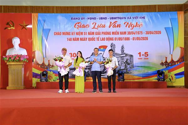 Chương trình giao lưu văn nghệ đặc sắc chào mừng các ngày lễ lớn tại xã Việt Khê