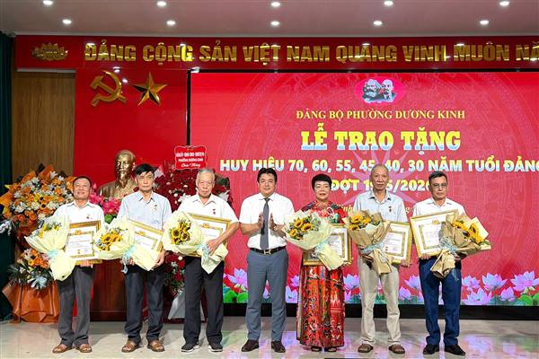 Đảng ủy phường Dương Kinh trao tặng Huy hiệu Đảng đợt 19/5/2026