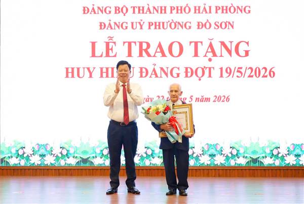 Đảng ủy phường Đồ Sơn trao tặng Huy hiệu Đảng đợt 19/5/2026
