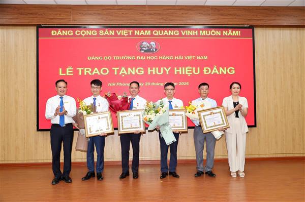 Trao tặng Huy hiệu 30 năm tuổi Đảng cho đảng viên Trường Đại học Hàng hải Việt Nam
