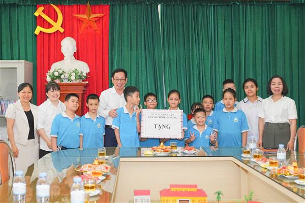 Lãnh đạo thành phố thăm, tặng quà trẻ em nhân Ngày Quốc tế thiếu nhi 01/6/2026