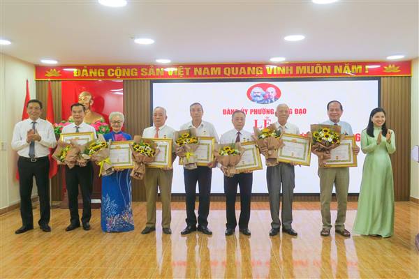 Đảng ủy phường Hưng Đạo trao tặng Huy hiệu Đảng đợt 19/5/2026