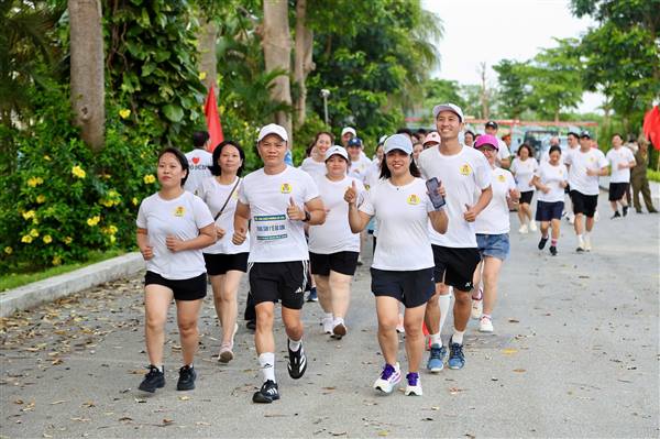 Hơn 1.000 đoàn viên Công đoàn và Nhân dân phường Đồ Sơn tham gia Giải chạy “Tự hào lịch sử - Vững bước tương lai”