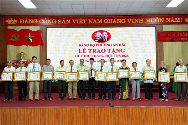 Đảng ủy phường An Hải trao tặng Huy hiệu Đảng đợt 19/5/2026 và quán triệt chương trình hành động số 17 của Ban chấp hành Đảng bộ thành phố