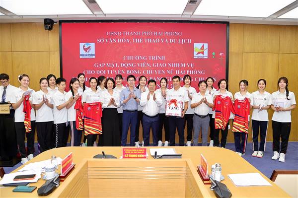 Phó Chủ tịch UBND thành phố Lê Trung Kiên động viên Đội tuyển Bóng chuyền nữ Hải Phòng trước ngày lên tham dự Giải Bóng chuyền hạng A quốc gia năm 2026