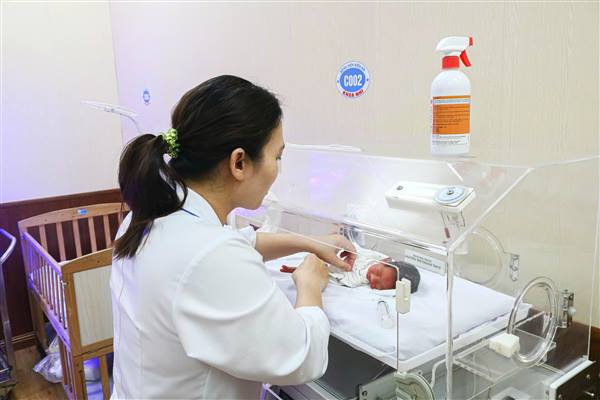 Bệnh viện Kiến An: Hành trình 42 ngày giành lại sự sống cho bé sinh non 28 tuần tuổi
