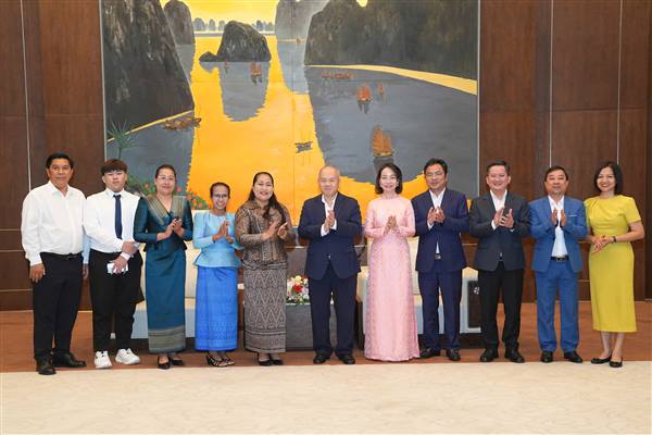Chủ tịch UBND thành phố Đỗ Thành Trung tiếp xã giao đoàn đại biểu tỉnh Preah Sihanouk (Campuchia) 
