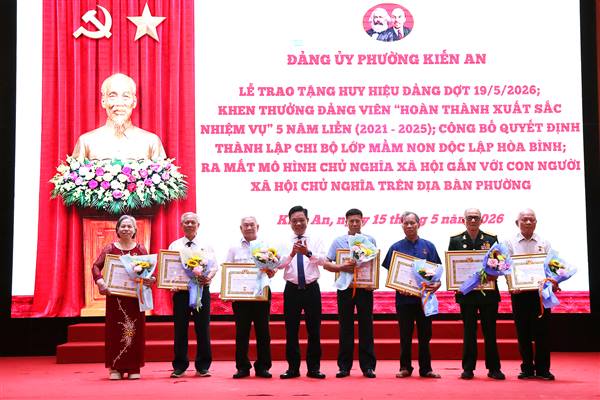 Phường Kiến An trao Huy hiệu Đảng Đợt 19/5 và ra mắt Mô hình Chủ nghĩa xã hội gắn với con người Xã hội chủ nghĩa