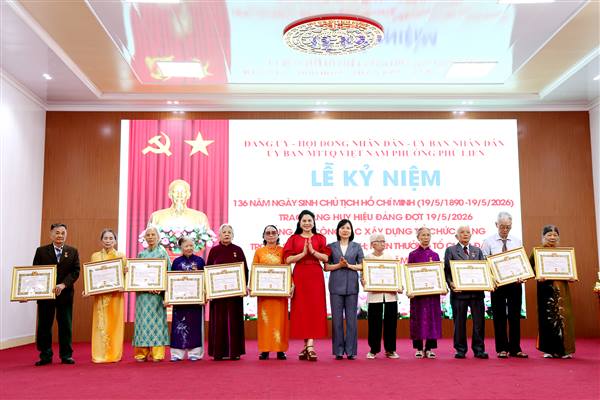 Phường Phù Liễn kỷ niệm 136 năm Ngày sinh Chủ tịch Hồ Chí Minh và trao tặng Huy hiệu Đảng Đợt 19/5/2026