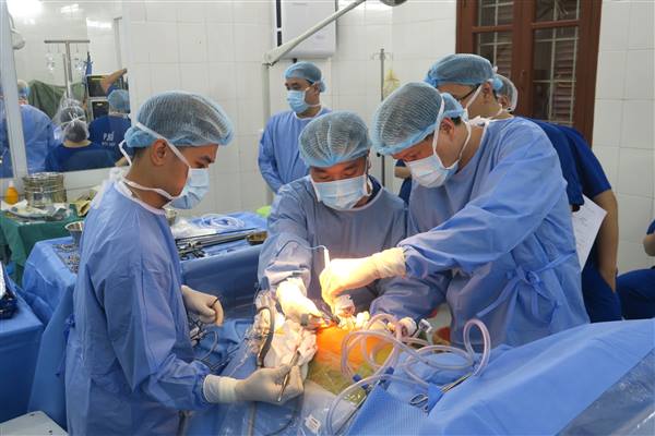Bệnh viện Hữu nghị Việt Tiệp thực hiện thành công ca ghép thận với người cho thận cao tuổi nhất Việt Nam 