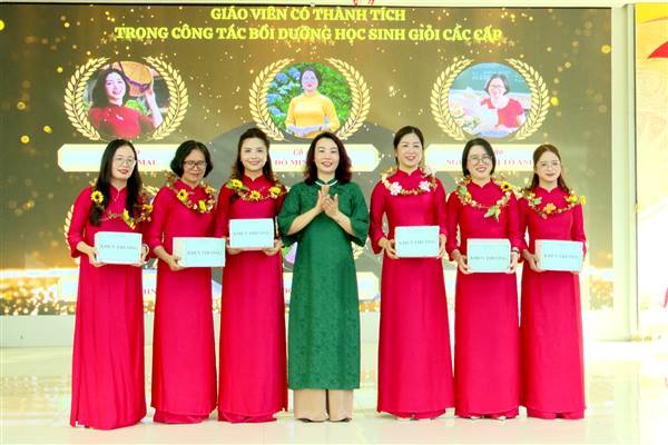 Trường THCS Nam Hà biểu dương, khen thưởng giáo viên, học sinh đạt thành tích xuất sắc năm học 2025 - 2026