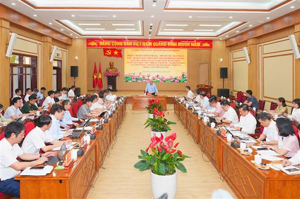 Chủ tịch UBND thành phố Đỗ Thành Trung làm việc với Ban Quản lý Khu kinh tế Hải Phòng