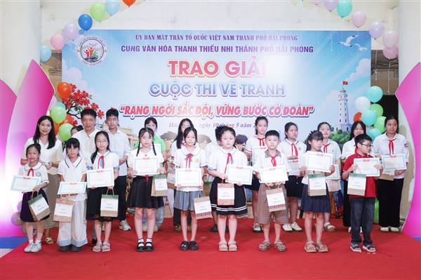 Trao giải và triển lãm Cuộc thi vẽ tranh với chủ đề “Rạng ngời sắc Đội, vững bước cờ Đoàn”