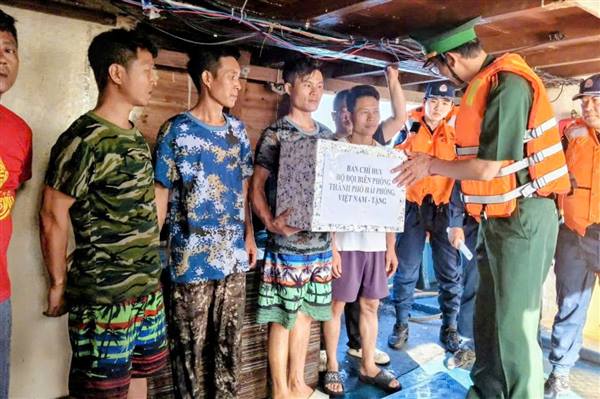 Bộ đội Biên phòng thành phố Hải Phòng bàn giao 10 ngư dân và 2 tàu cá gặp nạn cho phía Trung Quốc