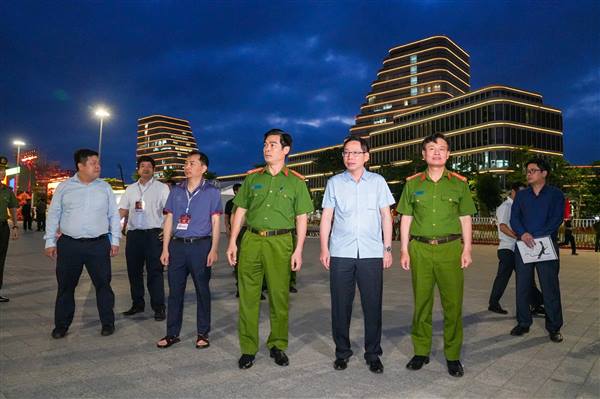 Phó Chủ tịch UBND thành phố Vũ Tiến Phụng kiểm tra công tác bảo đảm an ninh, trật tự phục vụ khai mạc Lễ hội Hoa Phượng Đỏ - Hải Phòng 2026 