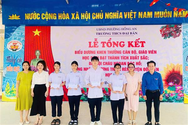 Đoàn phường Hồng An tặng quà cho học sinh có hoàn cảnh khó khăn tham gia Kỳ thi tuyển sinh vào lớp 10, năm học 2026 - 2027