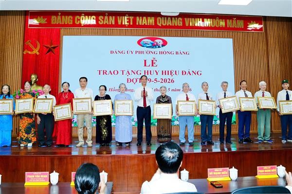 Đảng ủy phường Hồng Bàng trao tặng Huy hiệu Đảng Đợt 19/5/2026 cho 128 đảng viên
