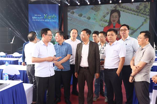 Phó Chủ tịch UBND thành phố Vũ Tiến Phụng kiểm tra công tác chuẩn bị lễ khởi công, khánh thành các công trình, dự án