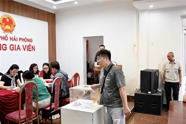 Phường Gia Viên tổ chức bốc thăm vị trí căn hộ cho các hộ dân di dời khỏi chung cư cũ Đồng Quốc Bình