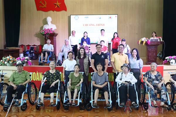 Phường Tân Hưng trao tặng 60 xe lăn cho người khuyết tật và đối tượng chính sách
