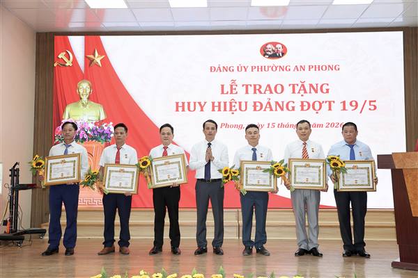 Phường An Phong trao tặng Huy hiệu Đảng đợt 19/5 cho 19 đảng viên