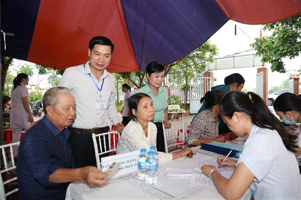 Khám sức khỏe định kỳ cho 960 người cao tuổi tại xã Vĩnh Thuận