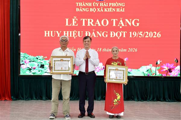 Đảng ủy xã Kiến Hải trao Huy hiệu Đảng cho đảng viên nhân kỷ niệm 136 năm Ngày sinh Chủ tịch Hồ Chí Minh