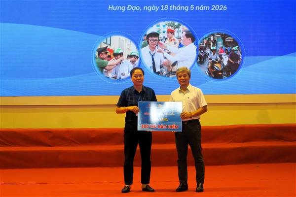 Chương trình “ Giao thông xanh - Hành trình an toàn - Vững vàng tương lai” trao tặng 300 mũ bảo hiểm cho công nhân, lao động phường Hưng Đạo