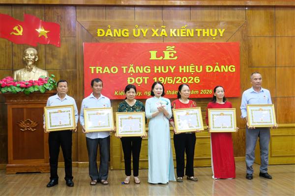 Đảng ủy xã Kiến Thụy trao tặng Huy hiệu Đảng đợt 19/5/2026
