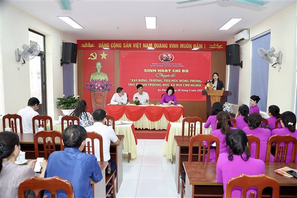 Chi bộ Trường Tiểu học Hồng Phong sinh hoạt Chuyên đề "Xây dựng Trường học xã hội chủ nghĩa"