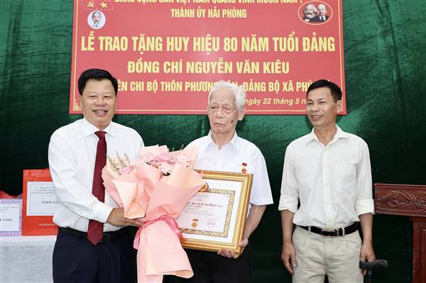Trao tặng Huy hiệu 80 năm tuổi Đảng cho đảng viên Nguyễn Văn Kiêu - Chi bộ thôn Phương Tân